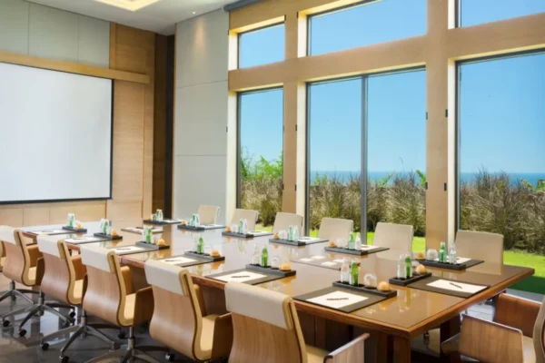 Meeting di ballroom atau resort mewah.